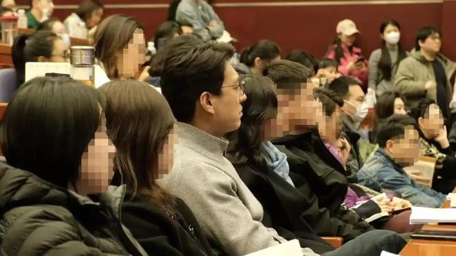 台下座无虚席连一级演员靳东都去了pg电子陈佩斯罕见现身中戏开讲座(图4)