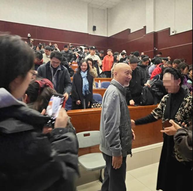 台下座无虚席连一级演员靳东都去了pg电子陈佩斯罕见现身中戏开讲座(图3)