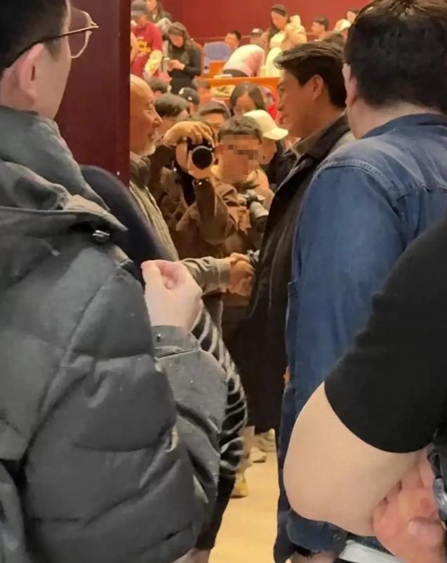 台下座无虚席连一级演员靳东都去了pg电子陈佩斯罕见现身中戏开讲座(图2)