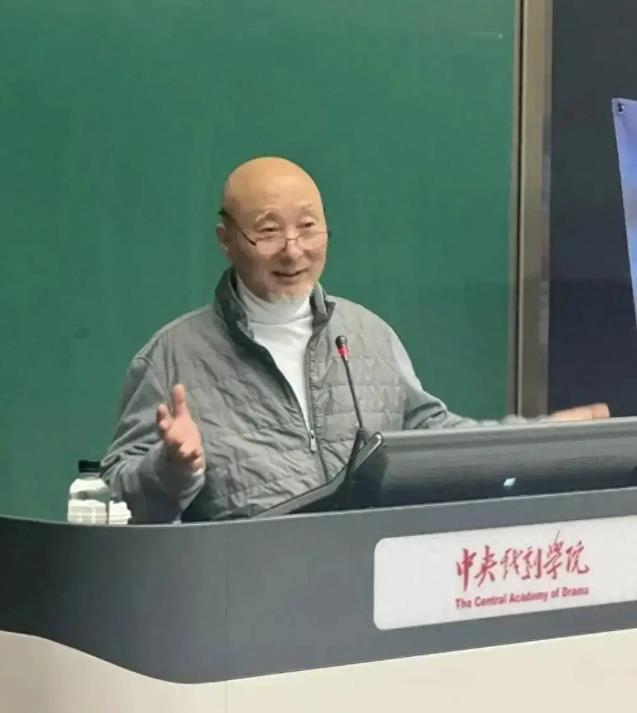 台下座无虚席连一级演员靳东都去了pg电子陈佩斯罕见现身中戏开讲座