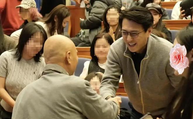 台下座无虚席连一级演员靳东都去了pg电子陈佩斯罕见现身中戏开讲座(图5)