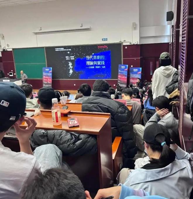 台下座无虚席连一级演员靳东都去了pg电子陈佩斯罕见现身中戏开讲座(图9)