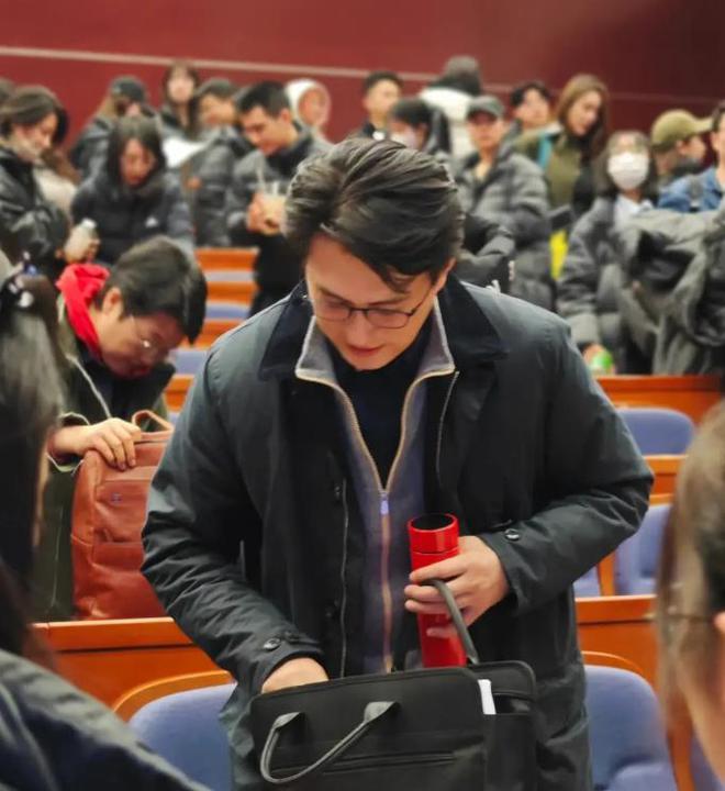 台下座无虚席连一级演员靳东都去了pg电子陈佩斯罕见现身中戏开讲座(图10)