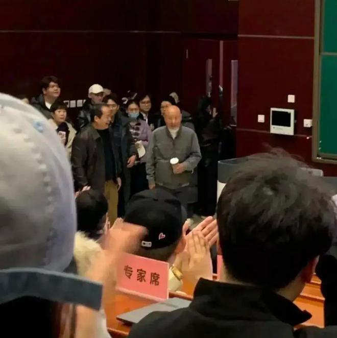 台下座无虚席连一级演员靳东都去了pg电子陈佩斯罕见现身中戏开讲座(图7)