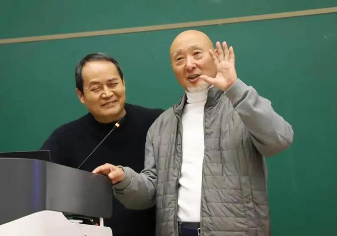 台下座无虚席连一级演员靳东都去了pg电子陈佩斯罕见现身中戏开讲座(图8)